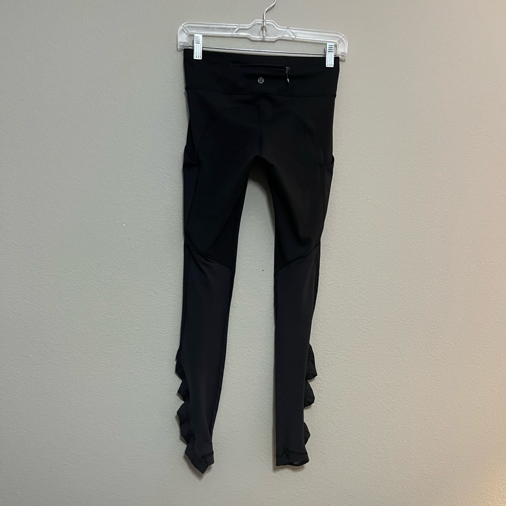 LULULEMON black pocketed full length athletic leggings size 4